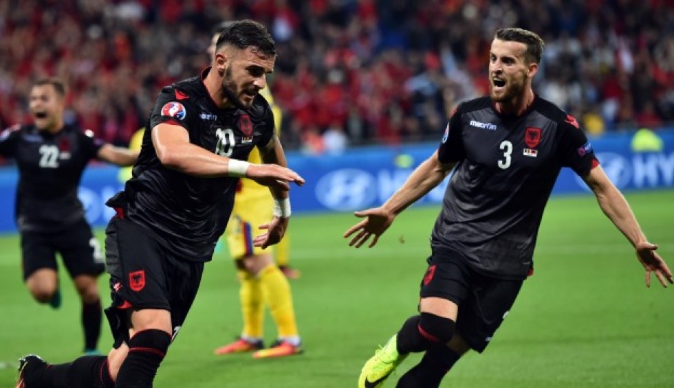 A generic square placeholder image with rounded corners in a figure.