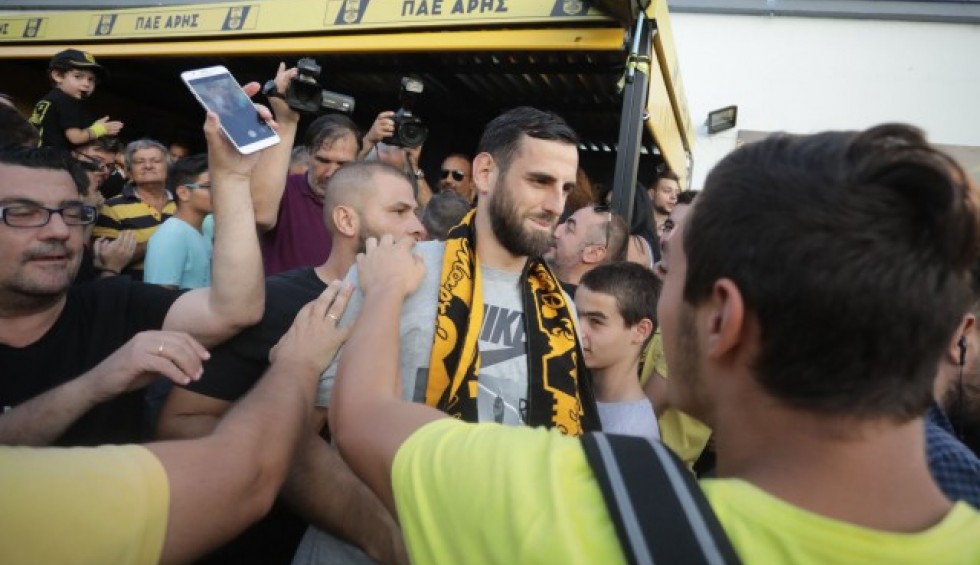 A generic square placeholder image with rounded corners in a figure.