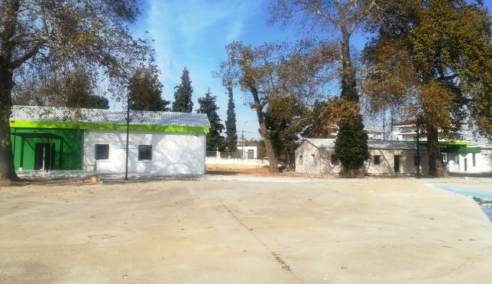 A generic square placeholder image with rounded corners in a figure.