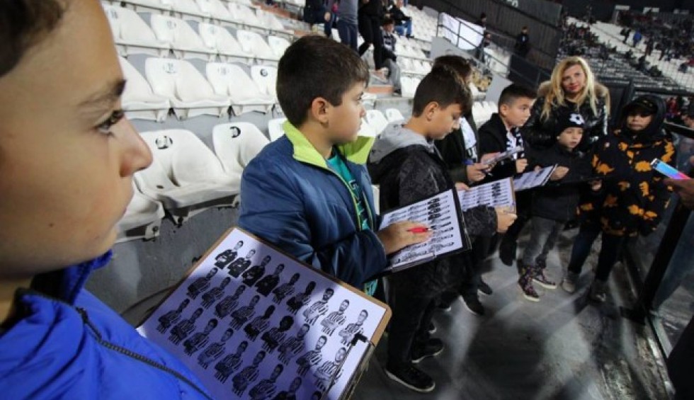 A generic square placeholder image with rounded corners in a figure.