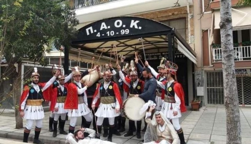 A generic square placeholder image with rounded corners in a figure.