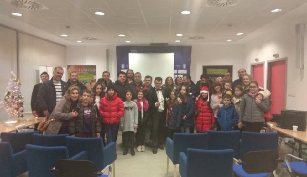 A generic square placeholder image with rounded corners in a figure.