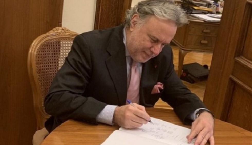 A generic square placeholder image with rounded corners in a figure.