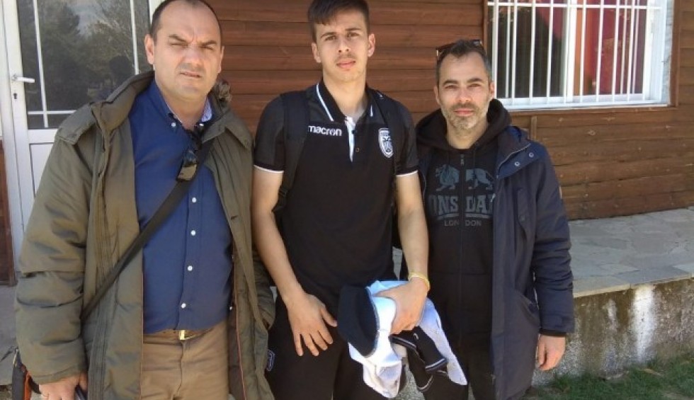 A generic square placeholder image with rounded corners in a figure.