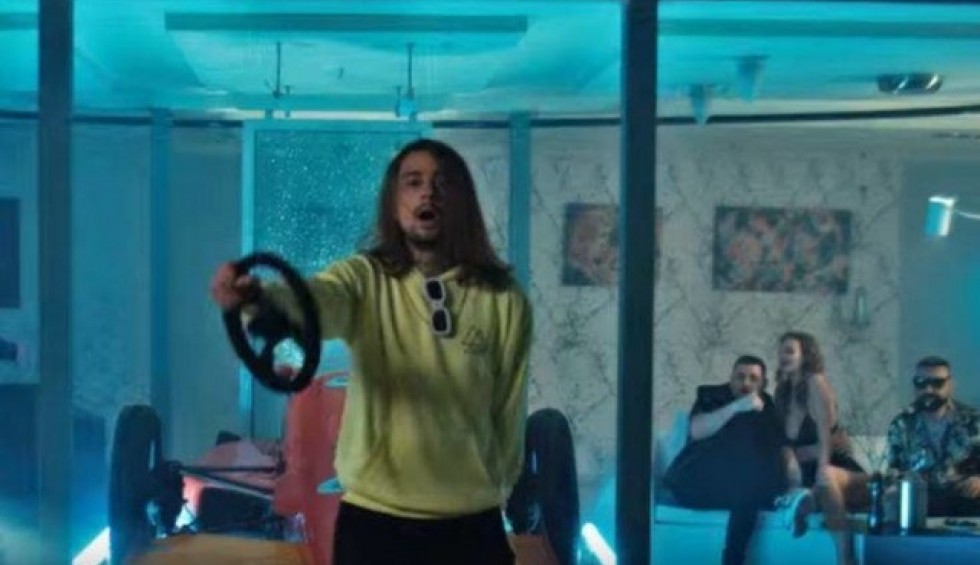 A generic square placeholder image with rounded corners in a figure.