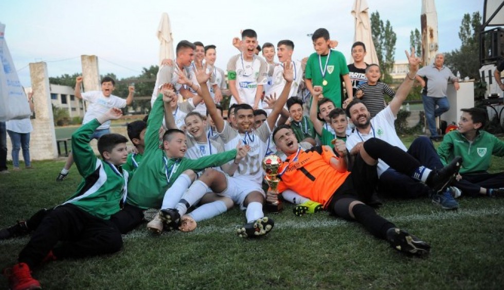 A generic square placeholder image with rounded corners in a figure.