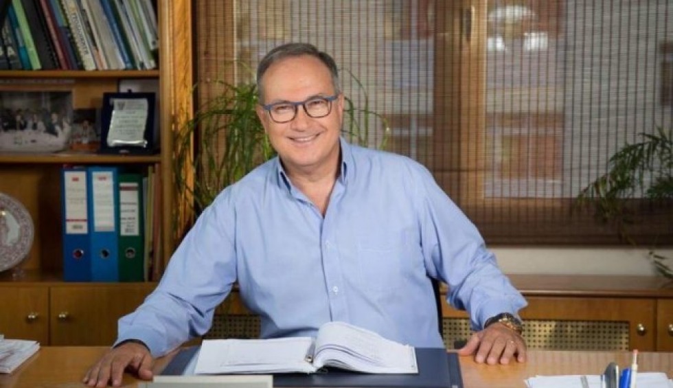 A generic square placeholder image with rounded corners in a figure.