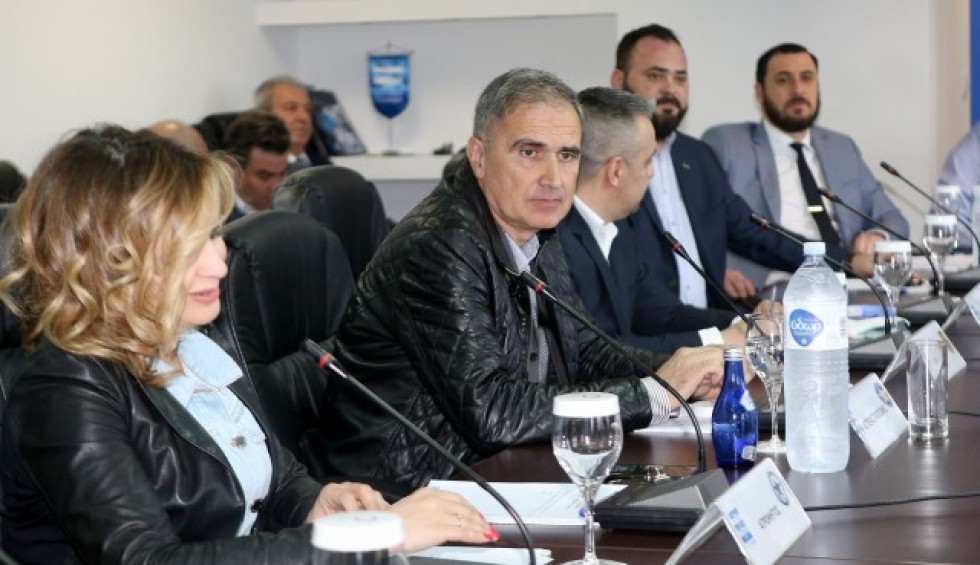 A generic square placeholder image with rounded corners in a figure.