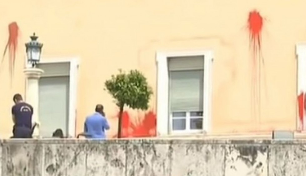 A generic square placeholder image with rounded corners in a figure.