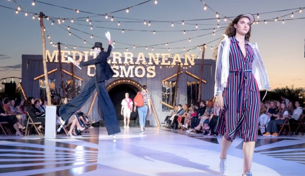 A generic square placeholder image with rounded corners in a figure.