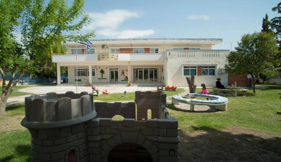 A generic square placeholder image with rounded corners in a figure.