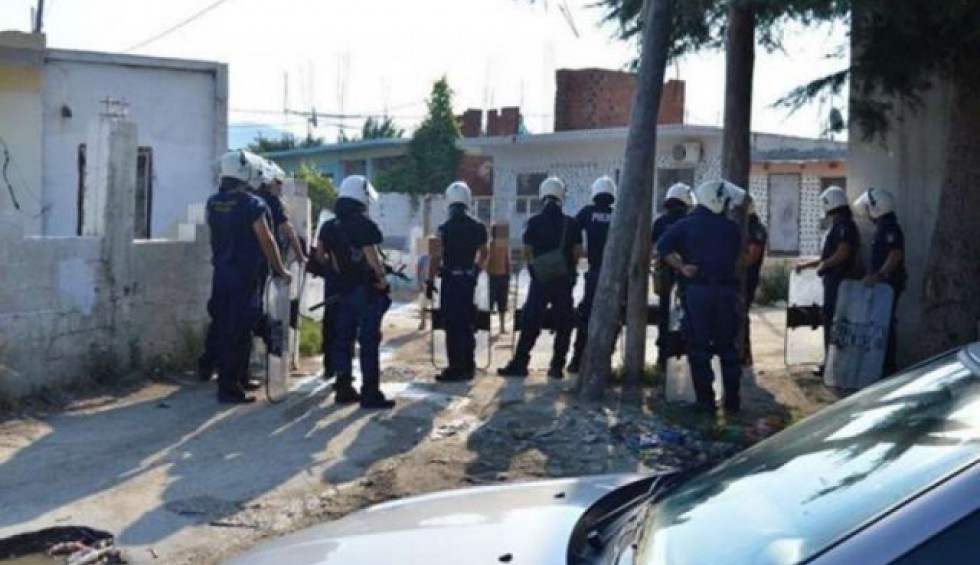 A generic square placeholder image with rounded corners in a figure.