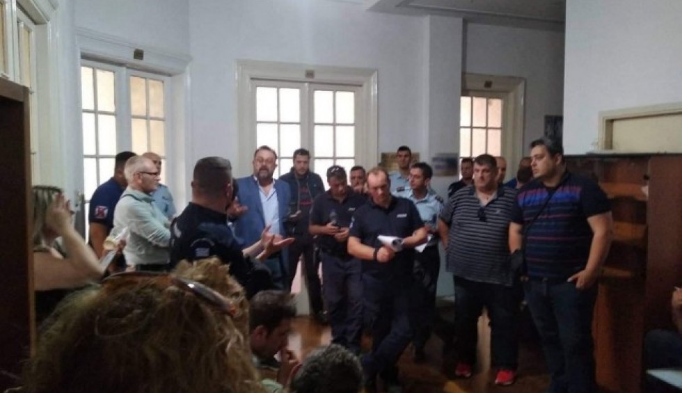 A generic square placeholder image with rounded corners in a figure.