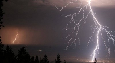 Τήνος: Κύματα κατακλύζουν το λιμάνι και παρασέρνουν αυτοκίνητα-Ο καιρός της Κυριακής (11/1)