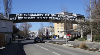 Εξαιρετικό πανό των οπαδών της Στουρμ για γιατρούς και υπαλλήλους σούπερ μάρκετ