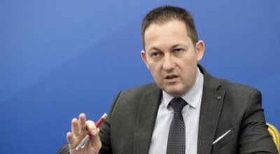 Η γκάφα του Στέλιου Πέτσα για την 28η Οκτωβρίου: Πόσταρε παραποιημένη ελληνική σημαία από... ΑΙ