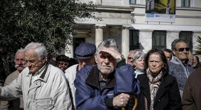 Συνταξιούχοι: Τα τρία σενάρια για την ενίσχυσή τους – Πώς έχασαν 164 δισ. από τα μνημόνια