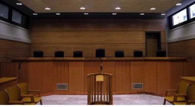 Στα δικαστήρια γνωστή τραγουδίστρια με τον πρώην σύντροφό της για προσωπικές φωτογραφίες