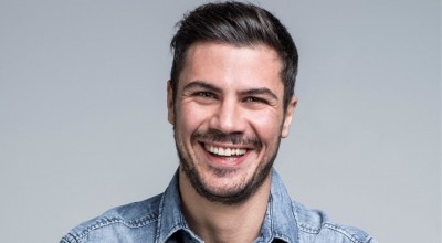 Άκης Πετρετζίκης: Η πρώτη δημόσια εμφάνιση μετά τον σοβαρό τραυματισμό