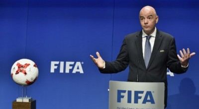 Ο Τζιάνι Ιφαντίνο κατά των ποδοσφαιριστών της Σενεγάλης