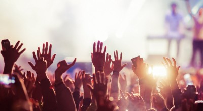 Άγρια παρενόχληση στην πίστα-Τι συνέβη σε γνωστή τραγουδίστρια (vid)