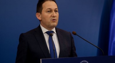 Πέτσας για εξαίρεση εκκλησιών: Άλλο η πίστη, άλλο τα... ψώνια