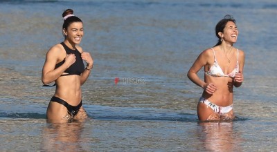 Η Ειρήνη Παπαδοπούλου...λιώνει στην παραλία αψηφώντας το κρύο