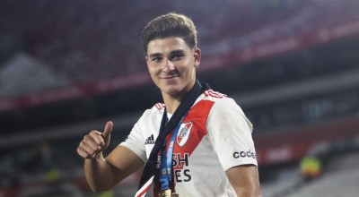 Χουλιάν Αλβάρες: Ο Αργεντινός που παίζει σαν αράχνη