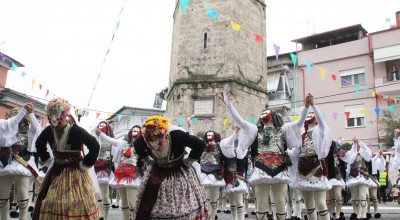 Νάουσα: Με βροχή αναβίωσε το έθιμο με τους Γενίτσαρους και τις Μπούλες