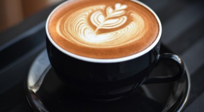 «Καλπάζει» η τιμή του καφέ: Πού οφείλονται οι νέες ανατιμήσεις