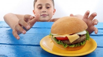 Παιδική παχυσαρκία: Ποια τρόφιμα αφαιρεί από τα σχολικά κυλικεία το Υπουργείο Υγείας