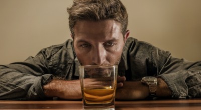 Κατανάλωση αλκοόλ και άδειο στομάχι: Τι συμβαίνει στον οργανισμό (vid)