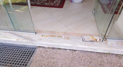 Θεσσαλονίκη: Πέταξαν αυγά στα γραφεία του ΣΥΡΙΖΑ στη Σίνδο