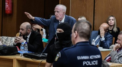 Ναζιστικός χαιρετισμός του Πλεύρη στη δίκη της Χρυσής Αυγής- «Ψόφα ρε φασίστα!»