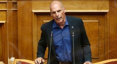 Ξυλοκόπησαν τον Βαρουφάκη στα Εξάρχεια