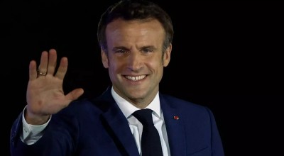 Το... περίεργο σακουλάκι που ήθελε να κρύψει ο Μακρόν αλλά δεν τα κατάφερε