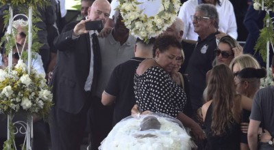 Προκλητικός ο Ινφαντίνο έβγαλε σέλφι μπροστά από το φέρετρο του Πελέ (pic)