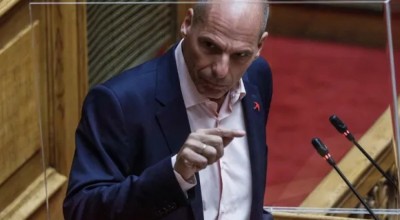 Επίθεση σε Βαρουφάκη: Τον κλώτσησαν στο πρόσωπο - Τι λένε οι γιατροί