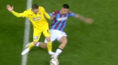 Ο Κίτσιου αποβλήθηκε στο 10' για επικίνδυνο πάτημα στον Χάμσικ