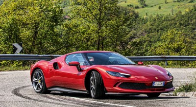 Έγινε κι αυτό: Πάρκαρε τη Ferrari του στο... μπαλκόνι