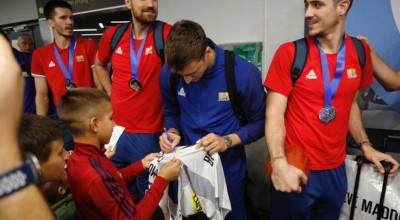 Αποθέωσαν τη δευτεραθλήτρια κόσμου Σερβία στο Βελιγράδι