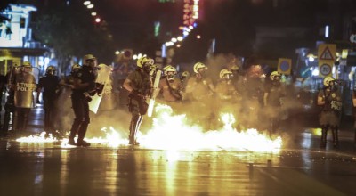 Αθήνα: Επεισόδια, μολότοφ και χημικά στο Σύνταγμα μετά το συλλαλητήριο για τα Τέμπη (vid)