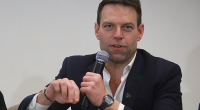 Ο Κασσελάκης απαντά με… Μάο στον Κουτσούμπα για το «φυντάνι»: «Αφήστε όλα τα λουλούδια να ανθίσουν»