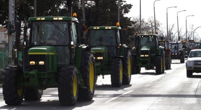 Θεσσαλονίκη: Οι αγρότες συγκεντρώνονται στην κεντρική πύλη του λιμανιού