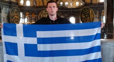 Κωνσταντινούπολη: Τι λέει ο Έλληνας που «τρέλανε» τους Τούρκους με σημαία μέσα στην Αγία Σοφία