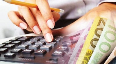 Η Ελλάδα του 2025: «Χρυσά» μερίσματα, μισθοί... πείνας