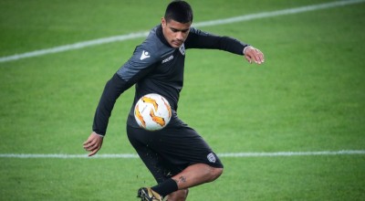 Λέο Μάτος: «Θα ήθελα να παίξω με τον Καμαρά - Φανταστικός παίκτης, δεν χάνει μονομαχία»