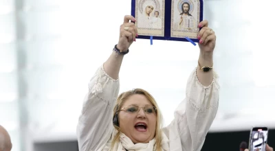 «Σκοτώσατε ανθρώπους»: Πέταξαν έξω αντιεμβολιάστρια ευρωβουλευτή