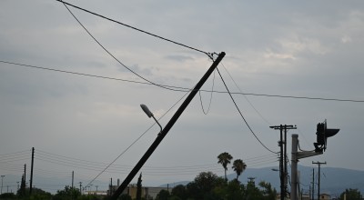 Γιάννενα: Κολώνα της ΔΕΗ κατέληξε σε... μπαλκόνι!
