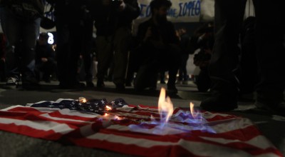 Θεσσαλονίκη-Πολυτεχνείο: Έκαψαν σημαίες των ΗΠΑ, Ισραήλ και ΝΑΤΟ